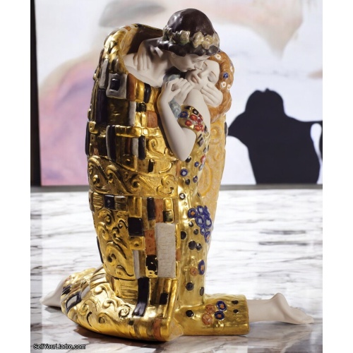 Lladro The Kiss Couple Sculpture - Golden Luster 01008667