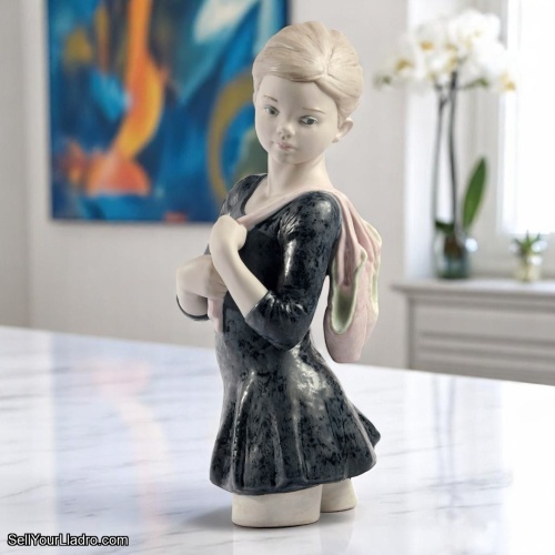 Lladro "My Dance Class" Figurine – Elegant Porcelain Sculpture 01009199