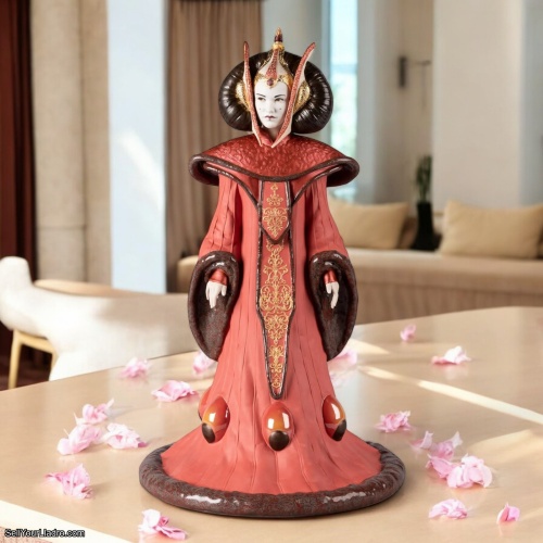 Lladro Queen Amidala™ in the Throne Room – Limited Edition Porcelain Sculpture | Star Wars Collectible 01009413